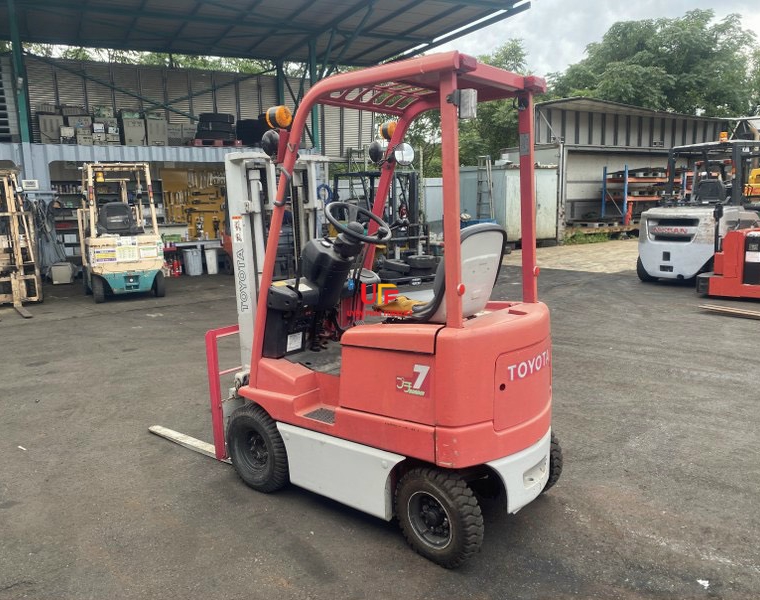 Xe nâng điện toyota