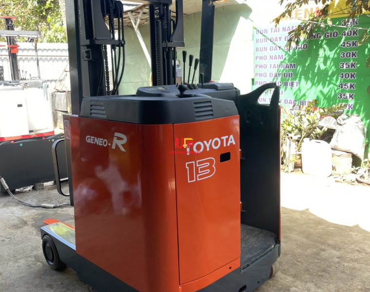 Xe Nâng Điện Toyota Đứng Lái